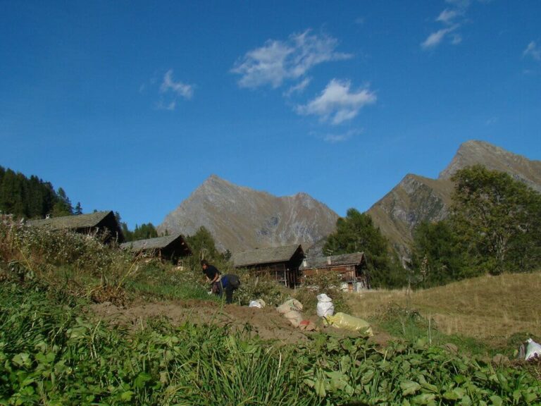 Dorf vista dai prati sottostanti