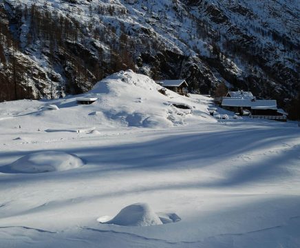 il prato innevato davanti al Rifugio Pastore