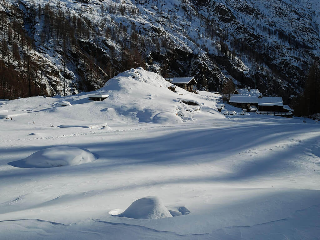 il prato innevato davanti al Rifugio Pastore