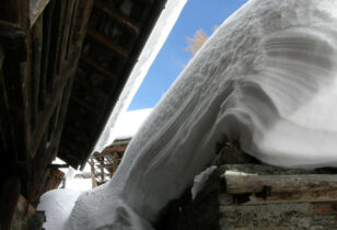 I tetti della val d'Otro carcihi di neve