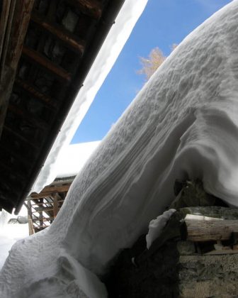 I tetti della val d'Otro carcihi di neve