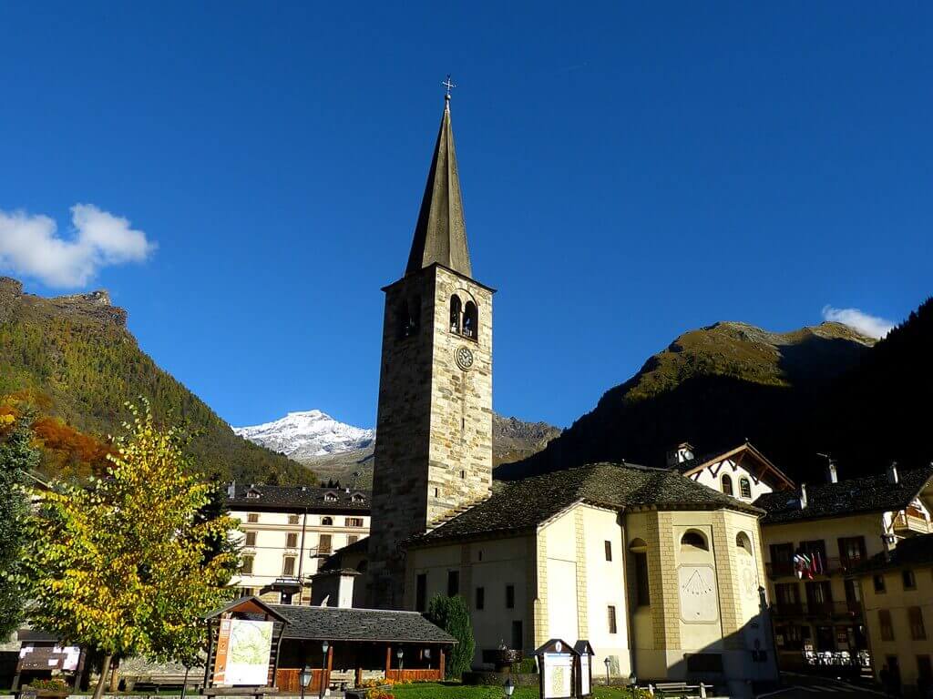 Chiesa di Alagna con il Monte Rosa sullo sfondo