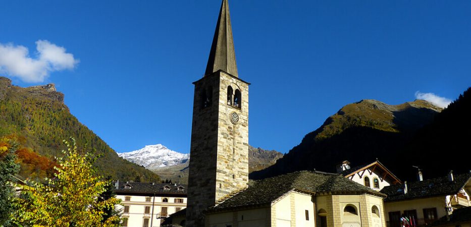 Chiesa di Alagna con il Monte Rosa sullo sfondo