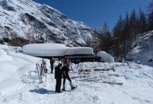 alpe pile con il rifugio Pastore sullo sfondo in inverno