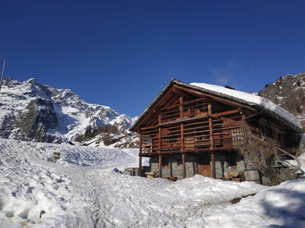 paesaggio invernale con il rifugio Zar Senni al centro