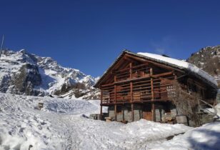 paesaggio invernale con il rifugio Zar Senni al centro