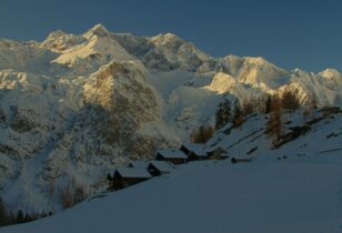 paesaggio invernale della val d'otro con la frazione dorf