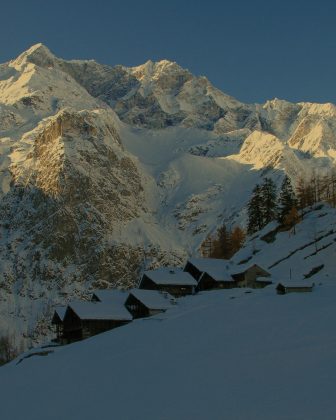 paesaggio invernale della val d'otro con la frazione dorf