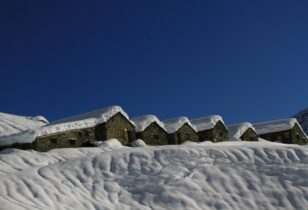 Le case di Pianmisura allineate con i tetti carichi di neve