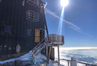 la scala di accesso alla capanna margherita in una giornata freddissima