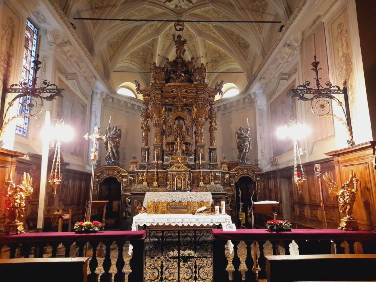 altare dorato della chiesa di San Giovanni Battista ad Alagna