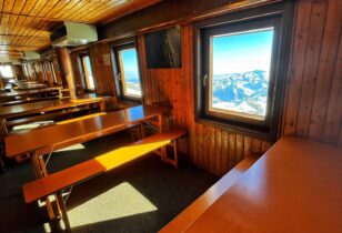 La sala da pranzo della capanna Gnifetti con vistaa sulla pianura