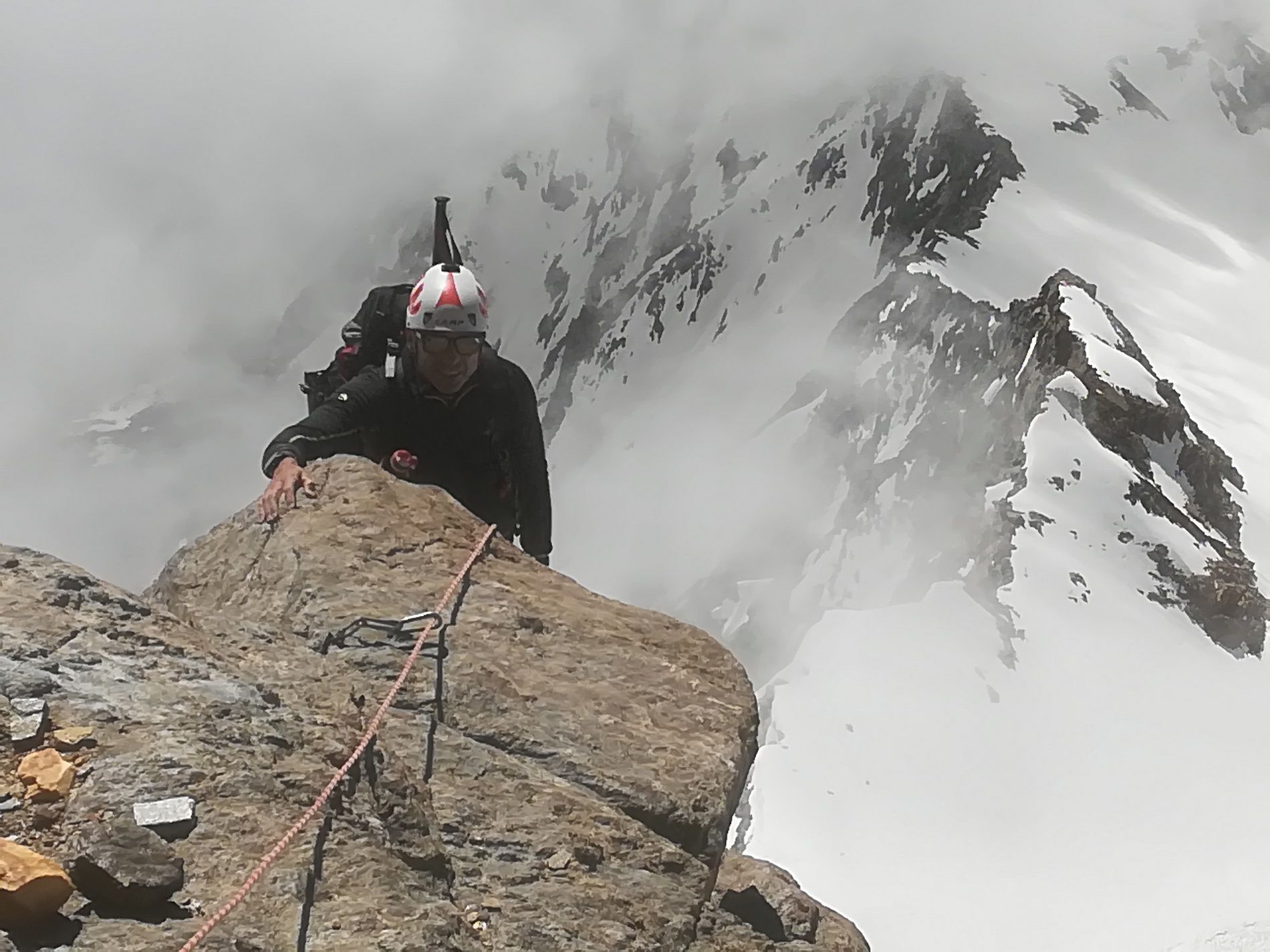 alpinista che arriva in cima alla cresta del Soldato